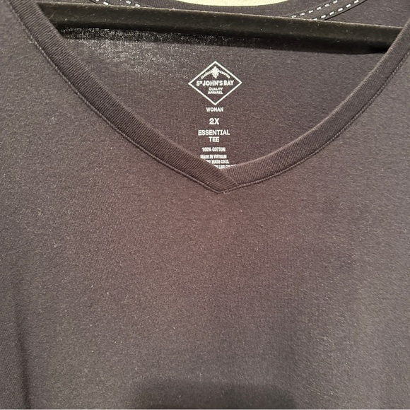 St John’s Bay Women’s Black Vneck top - Size 2X - excellent condition - Picture 3 of 6